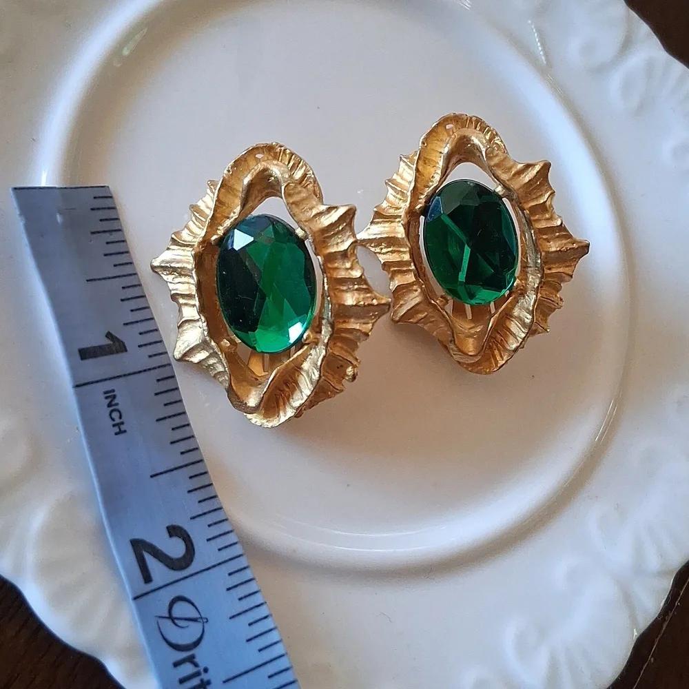 Vintage Clip-on Gold-Tone Earrings with Emerald Green - Picture 13 of 13
